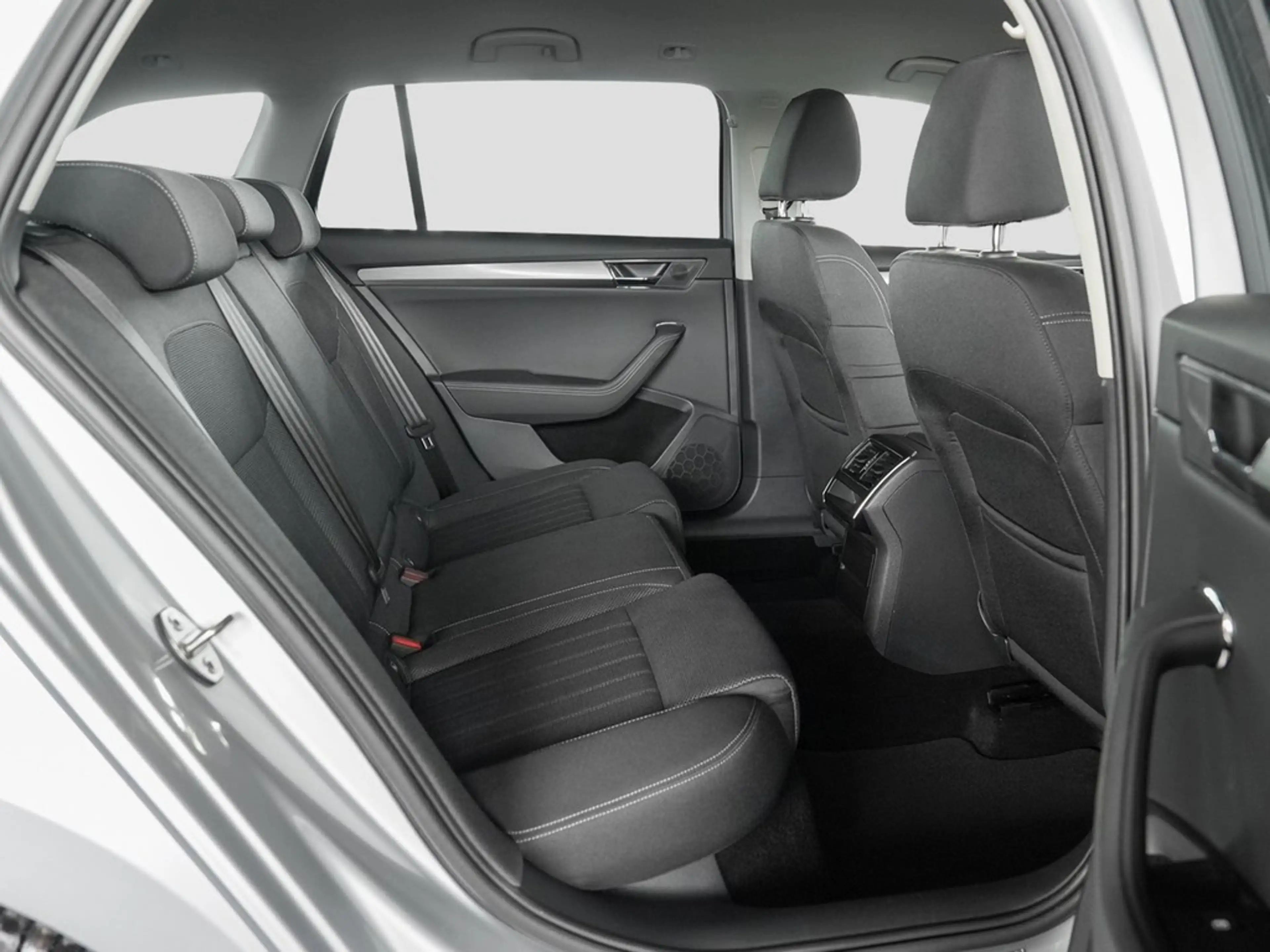 Skoda Superb Combi 2.0 TDI DSG Style AHK/Navi — photo 10
