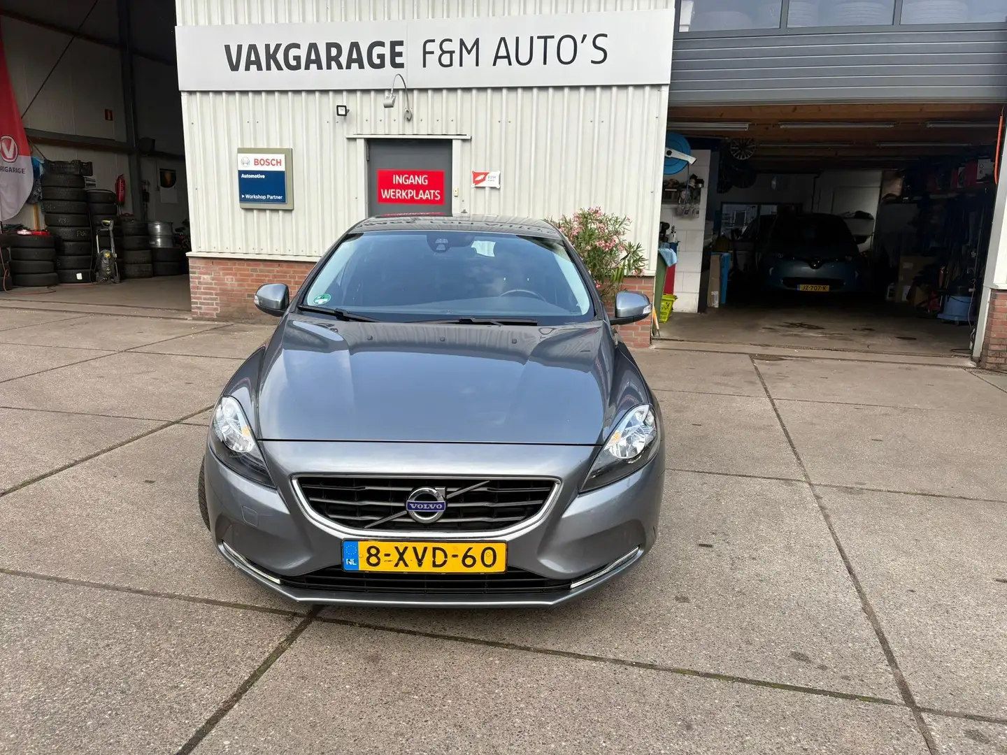Volvo V40 2.0 D4 Kinetic Business Gris - 2