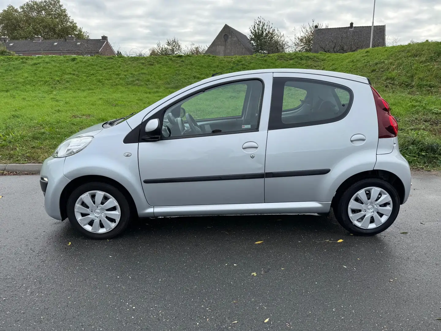 Peugeot 107 1.0 Active Premium Pack Airco, LED dagrijverlichti Grijs - 2