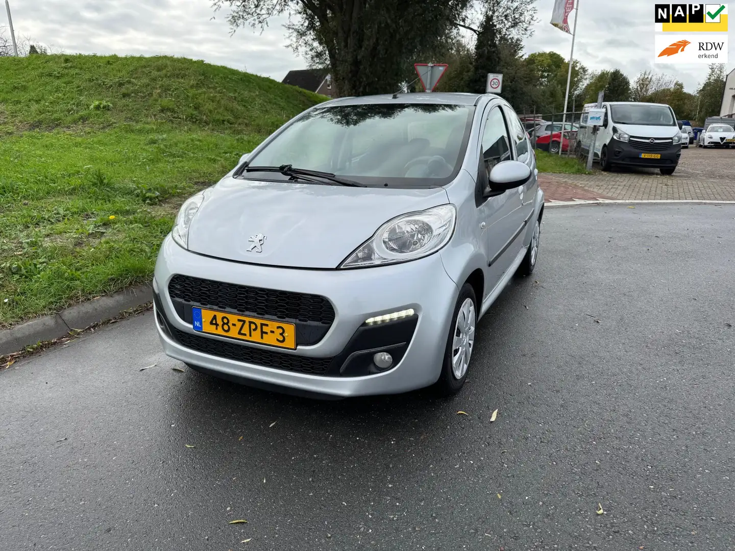 Peugeot 107 1.0 Active Premium Pack Airco, LED dagrijverlichti Grijs - 1