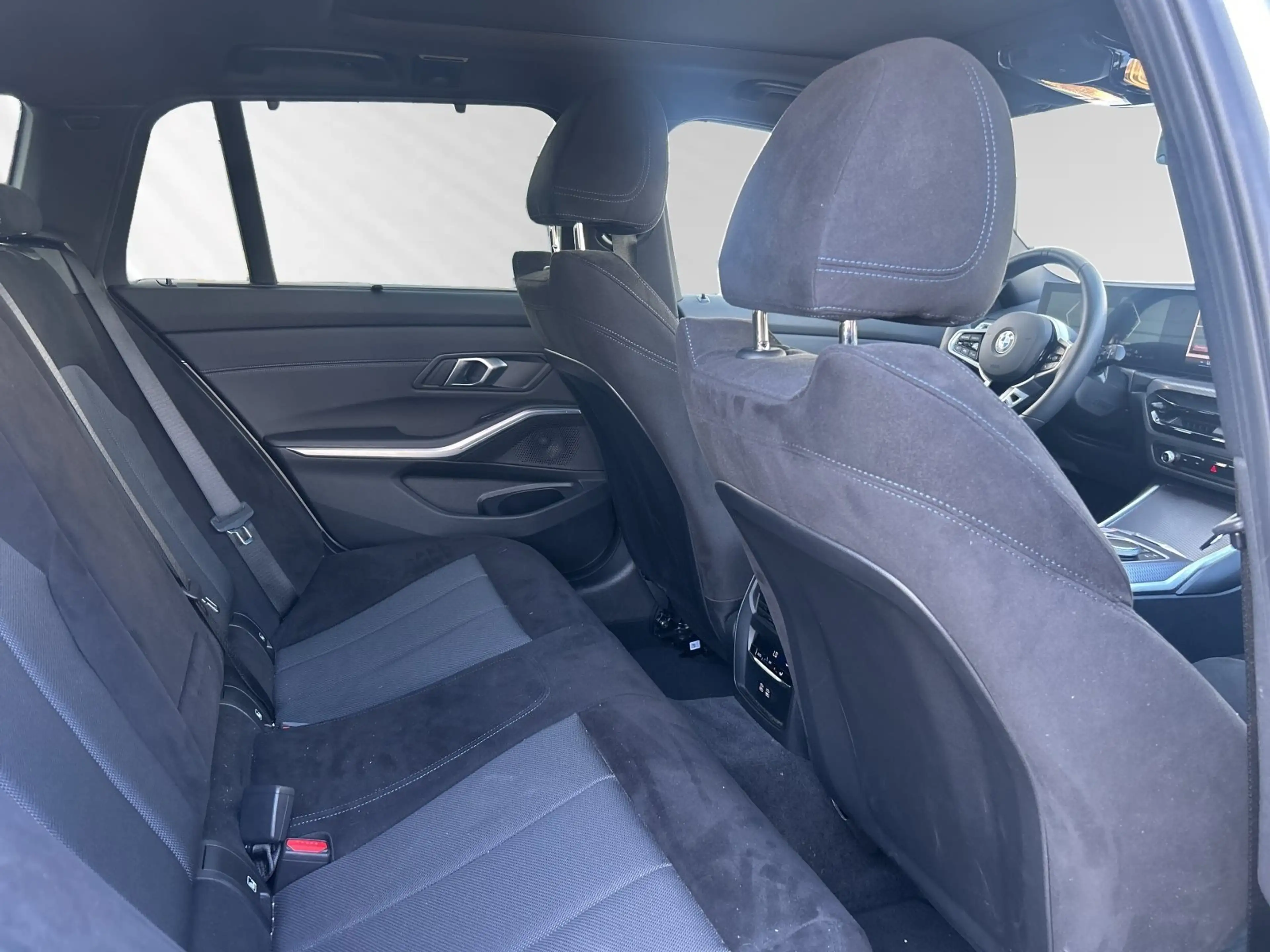 BMW 330 i xDrive Touring M Sport|AHK|Panorama|19"LMR — photo 13