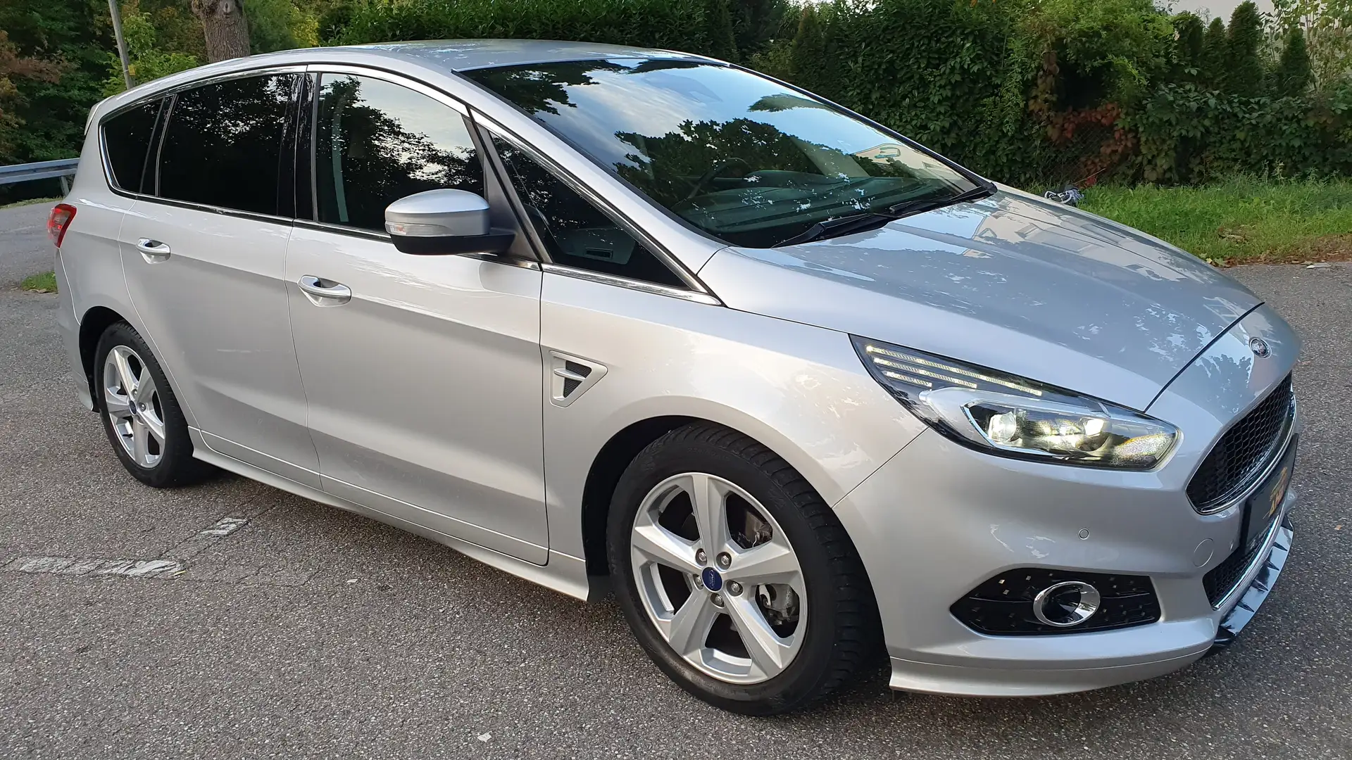 Ford S-Max Titanium / LED / NAVI / LEDER Grau - 1