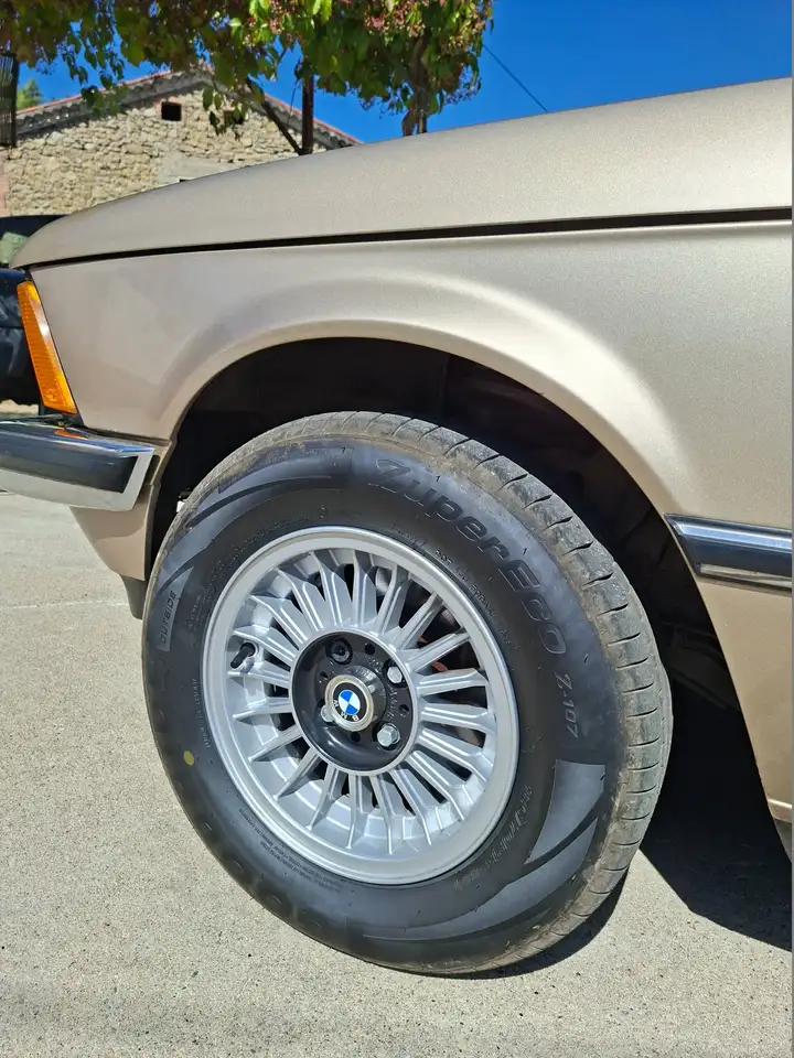 BMW 320i, foto 8