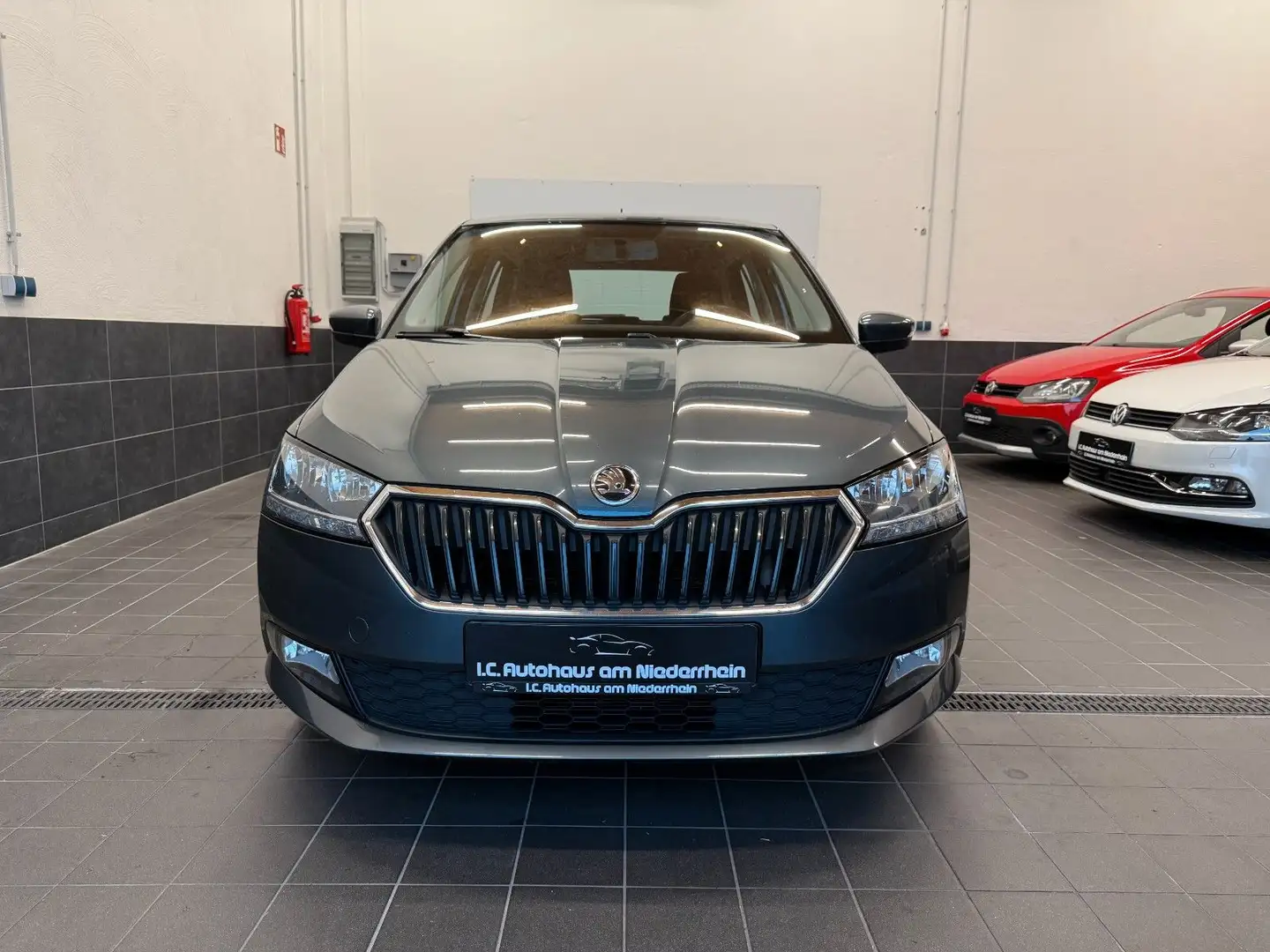 Skoda Fabia Ambition|KLIMA|KAMERA|HU NEU|SHZ|TSI|95PS| Gris - 2