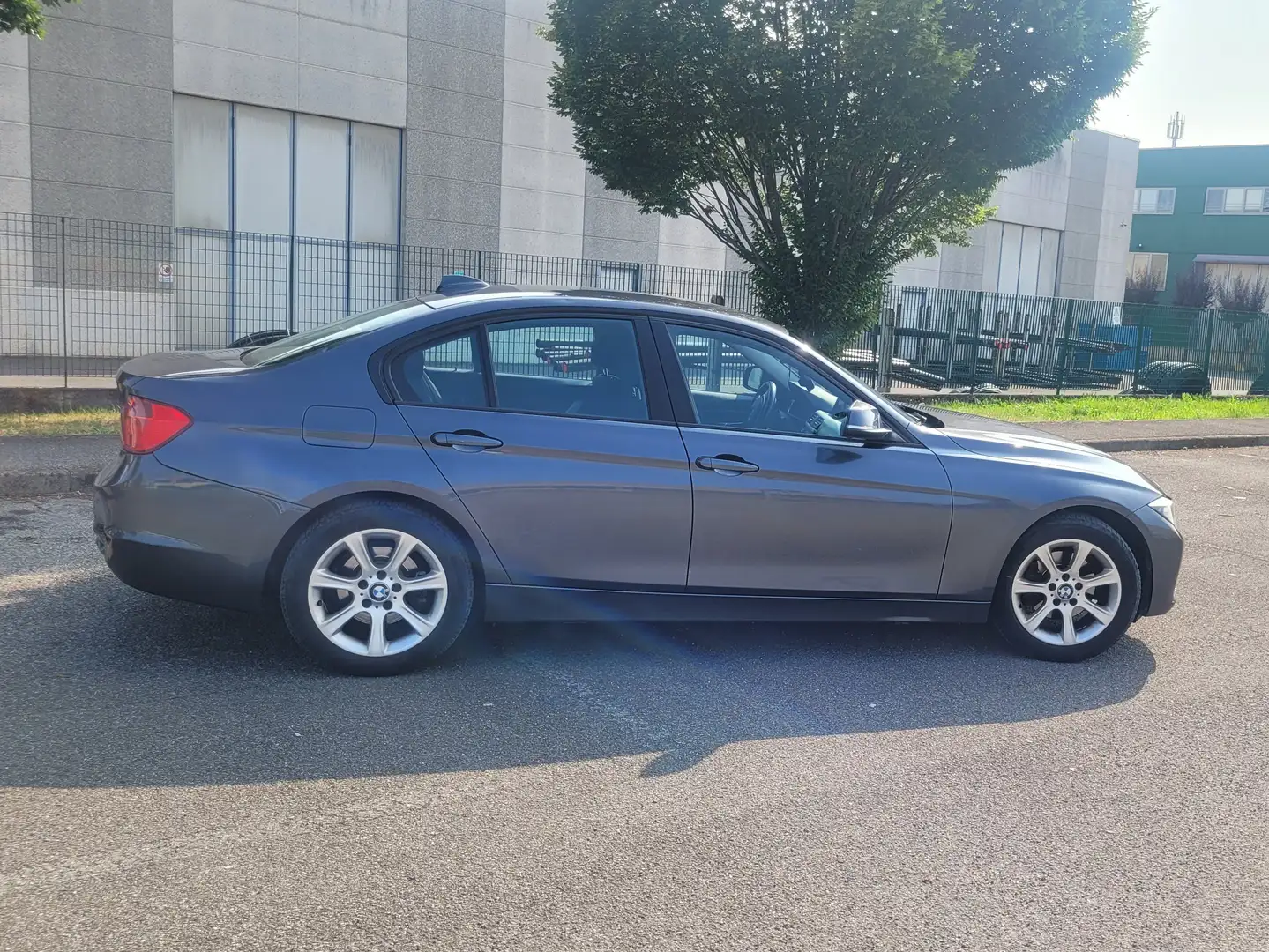 BMW 320 Serie 3 F30 2013 Berlina 320d Business auto Grijs - 1