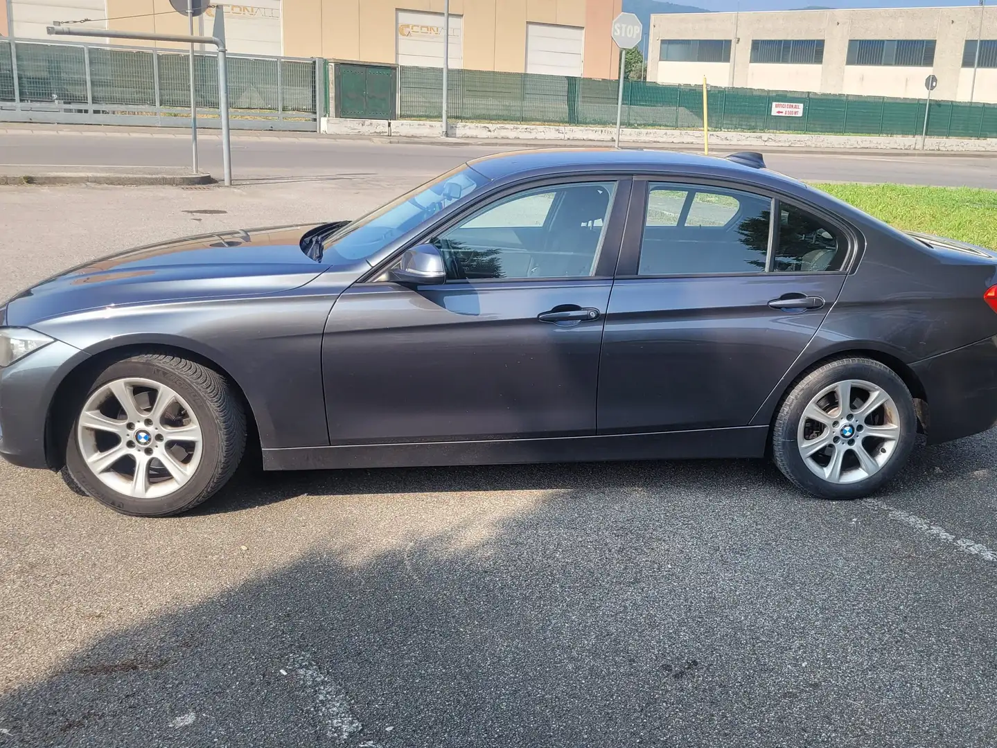 BMW 320 Serie 3 F30 2013 Berlina 320d Business auto Grijs - 2