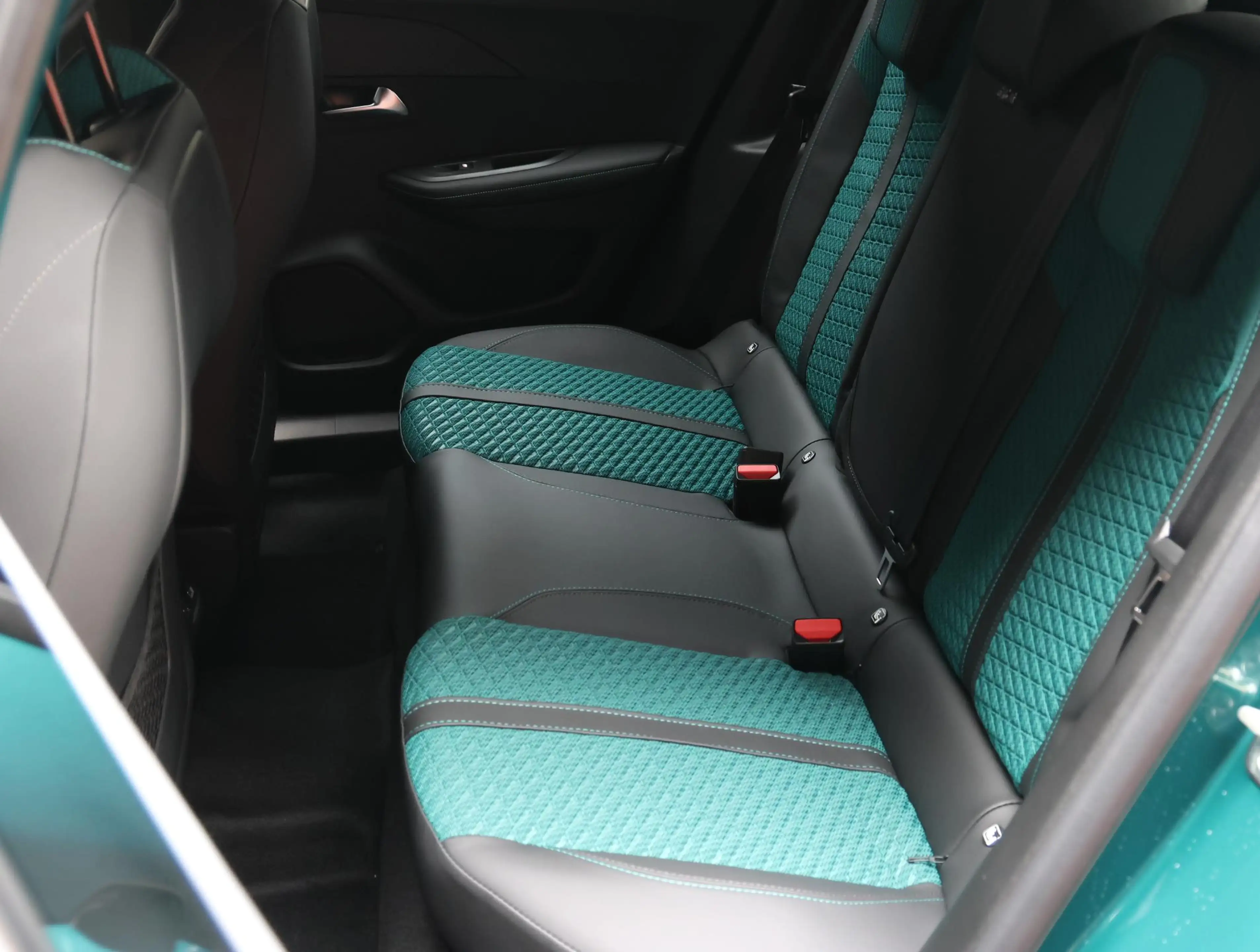 Peugeot 2008 SUV Nefkens Edition 110pk Hybrid | 360° Camera | A — photo 15