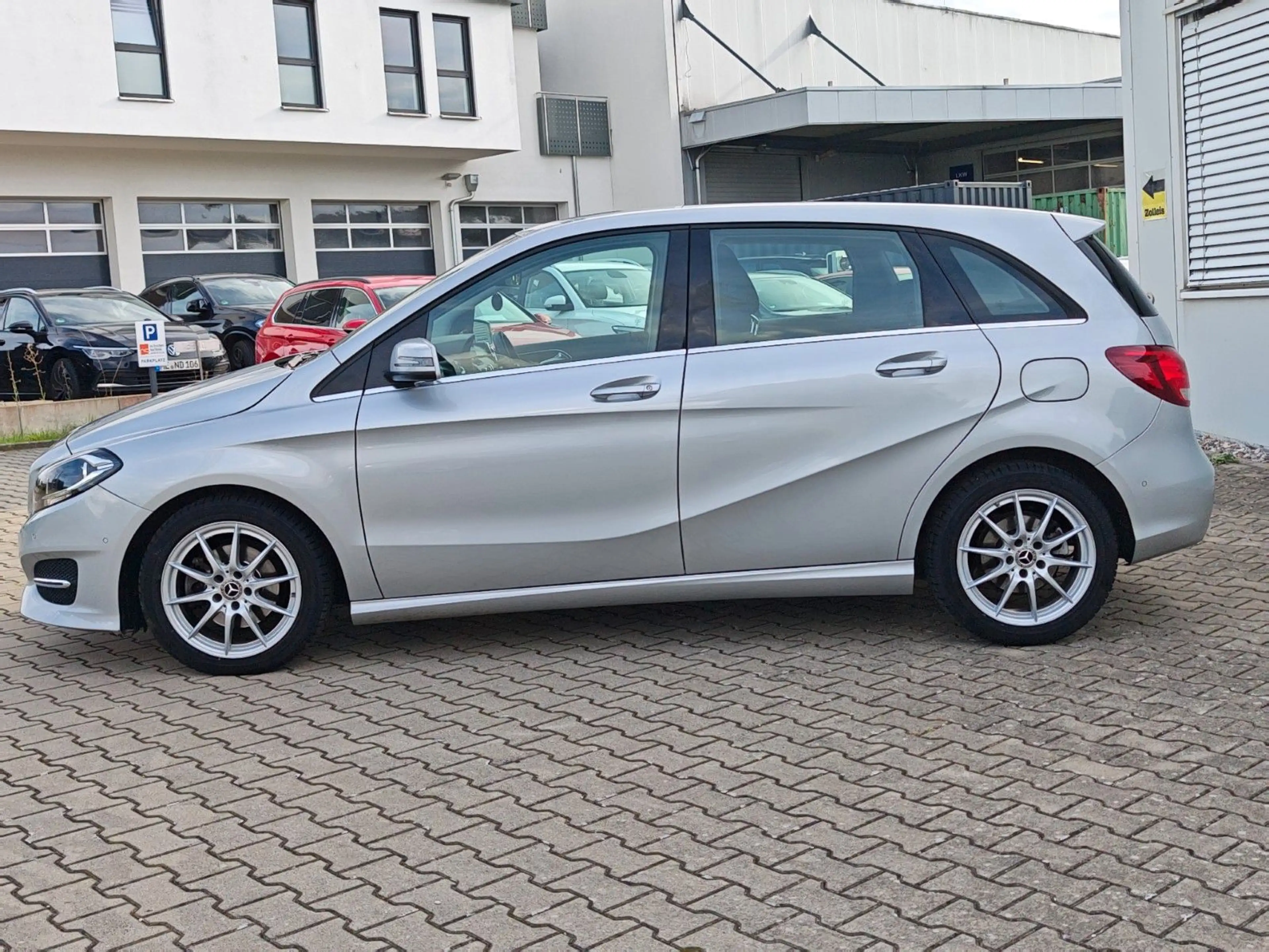 Mercedes-Benz B 180 Navi Sitzheizung 8 Fachbereift Tüv Neu — photo 2