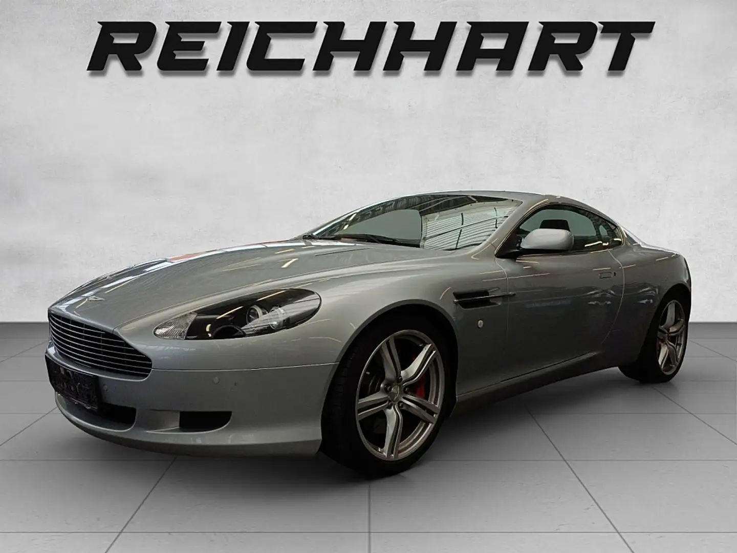Aston Martin DB9 Stříbrná - 1