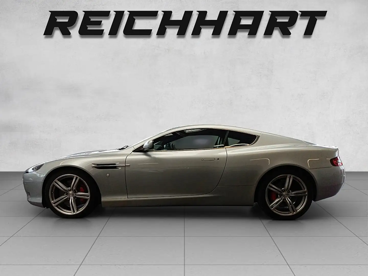 Aston Martin DB9 Stříbrná - 2