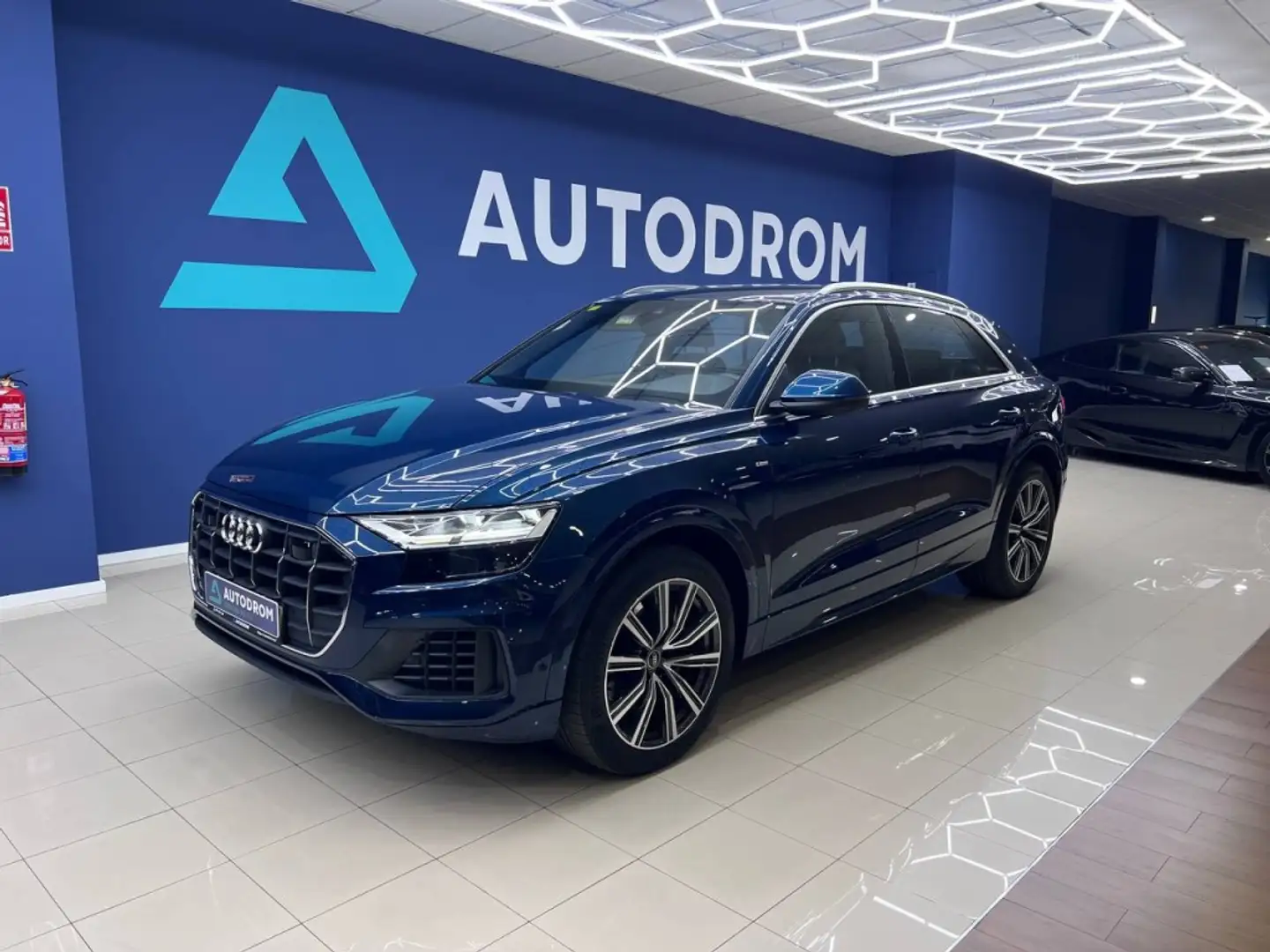Audi Q8 55 TFSIe S line quattro Blau - 2