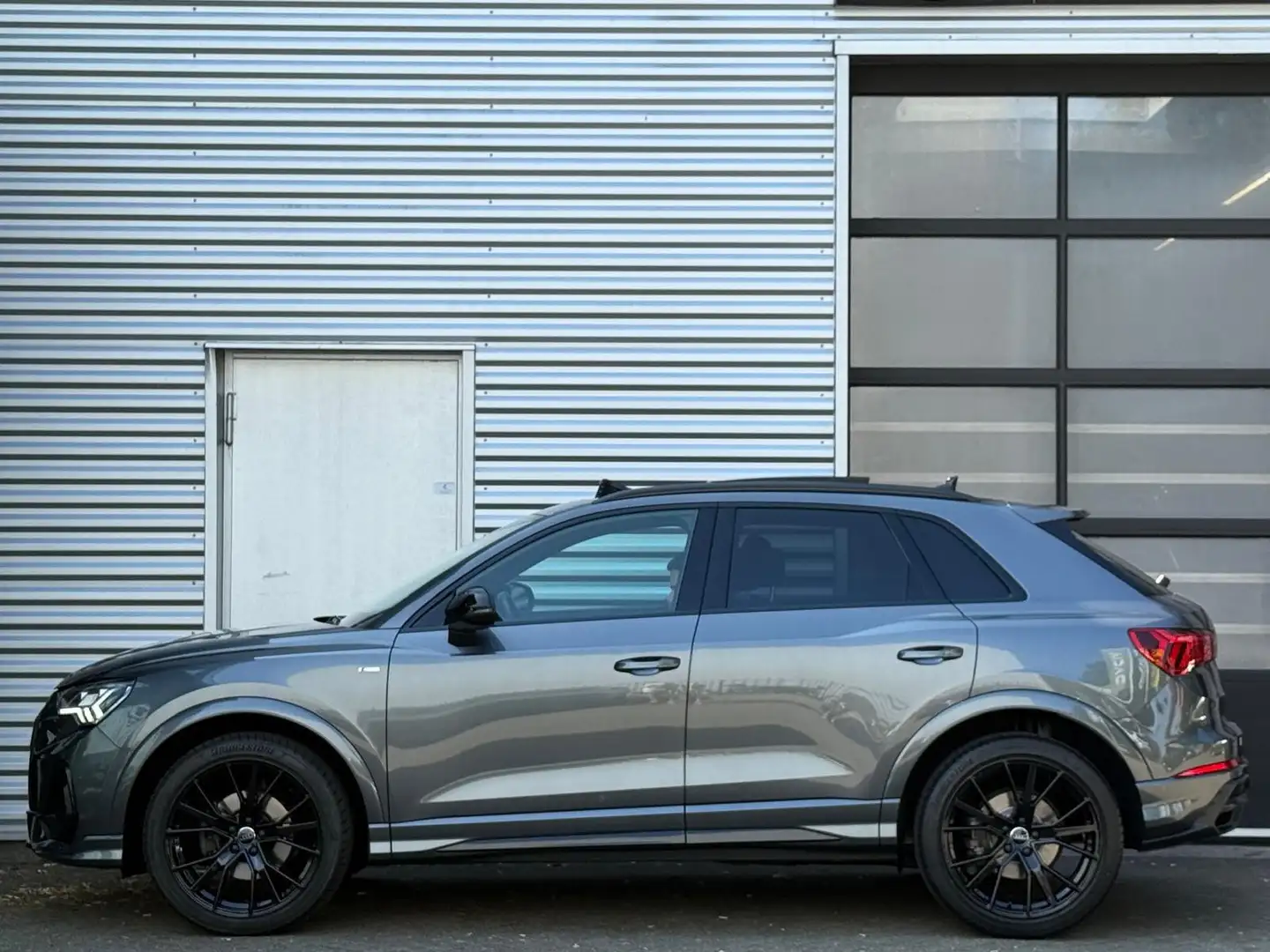 Audi Q3 35 TFSI 3x S-Line|Pano|Camera|Matrix|Sfeerverlicht Grijs - 2