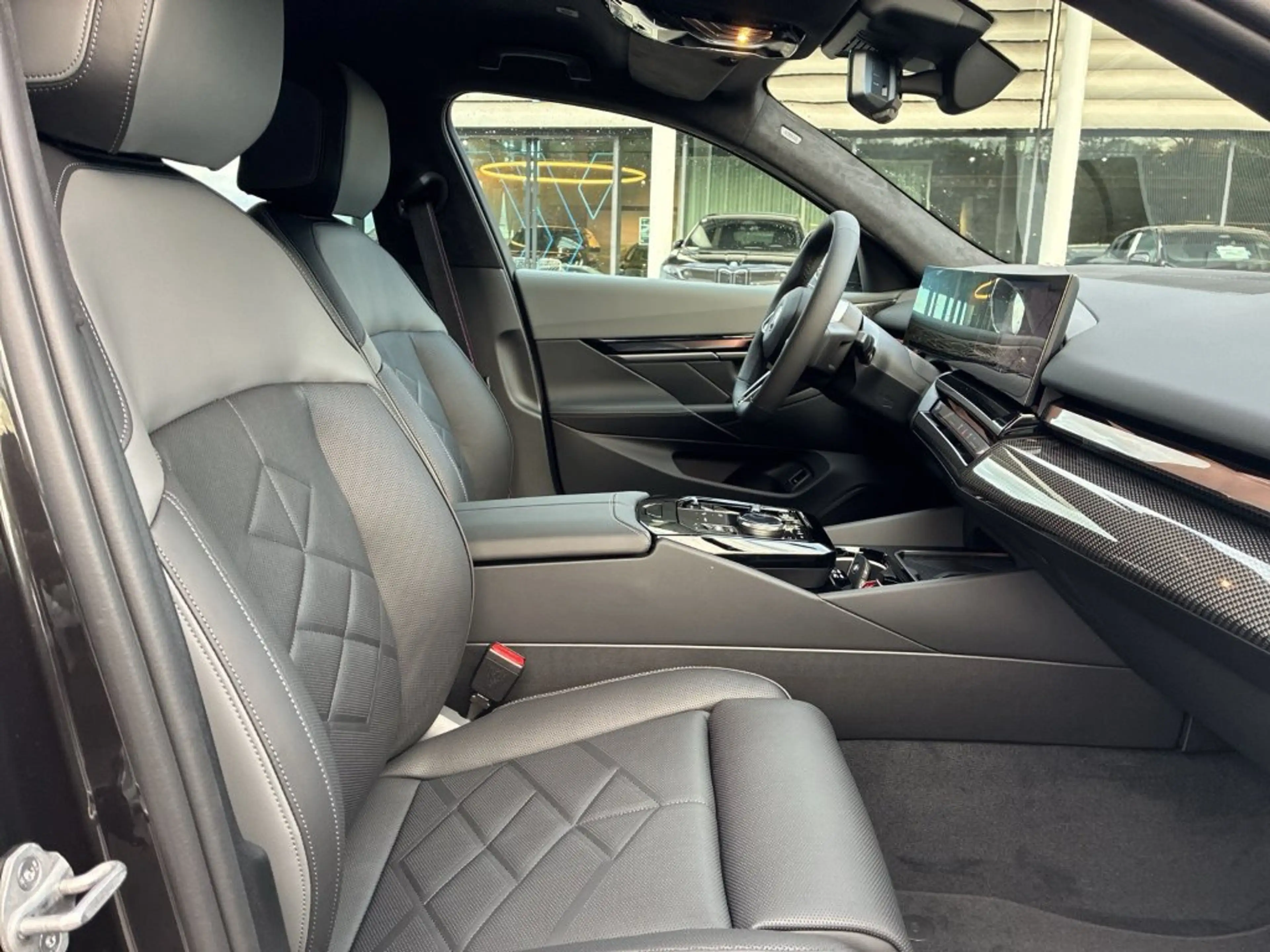 BMW i5 xDrive40 — photo 14