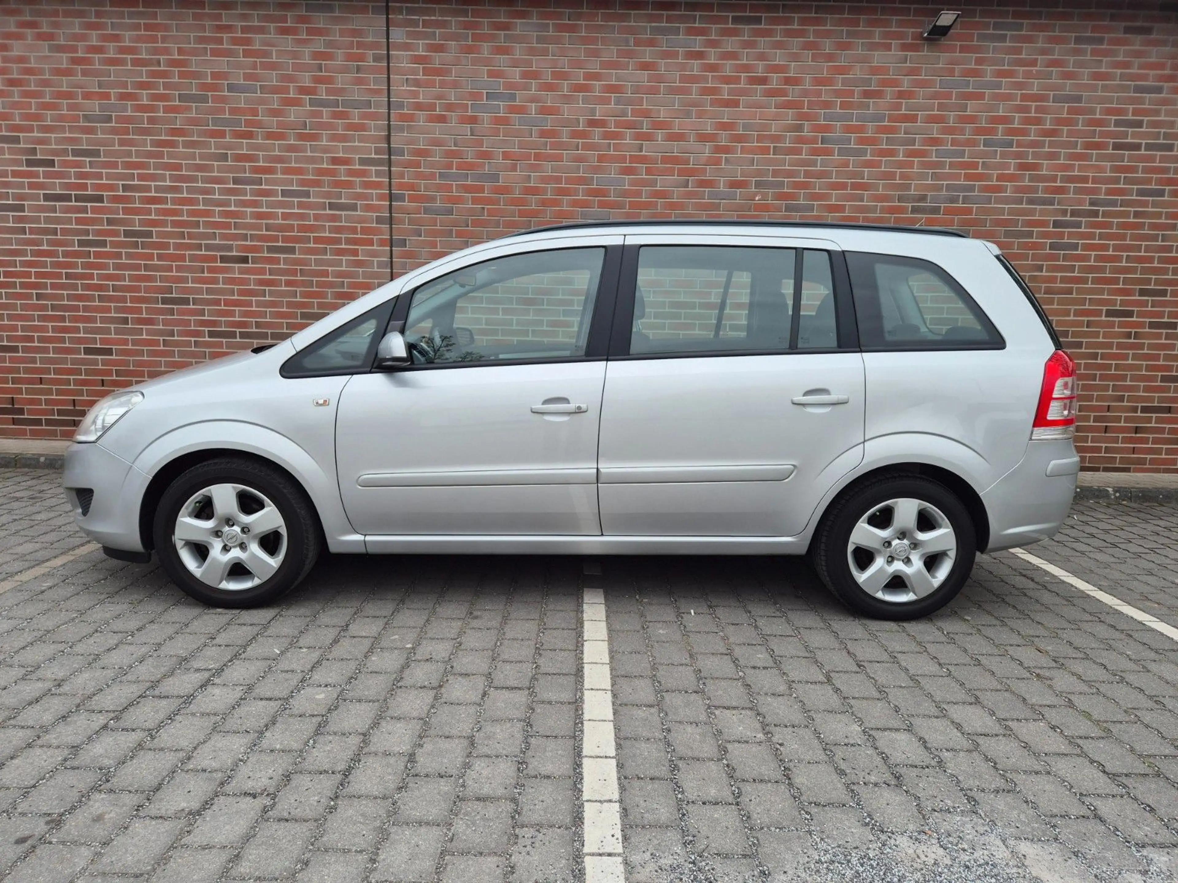 Opel Zafira B Edition, TÜV NEU - 2.HAND - SCHECKHEFT — photo 2
