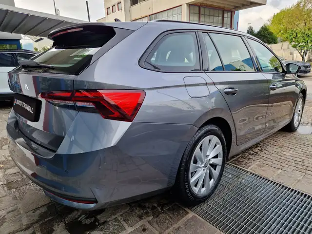 Skoda Octavia view 3