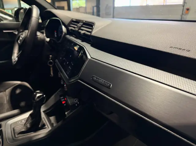 Audi Q3 view 8