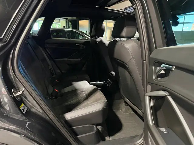 Audi Q3 view 10