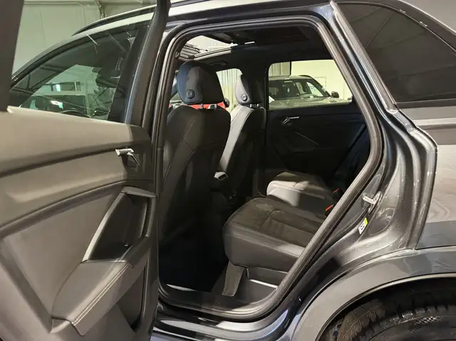 Audi Q3 view 13