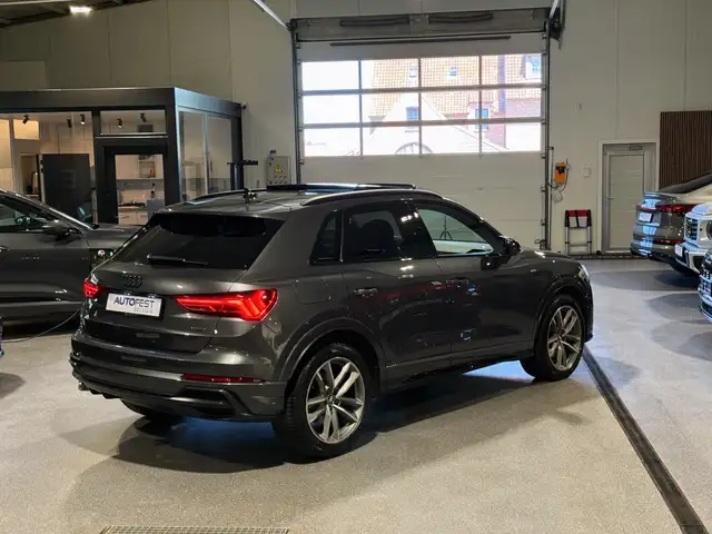 Audi Q3 view 9