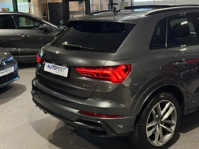 Audi Q3 view 15