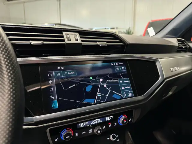 Audi Q3 view 6