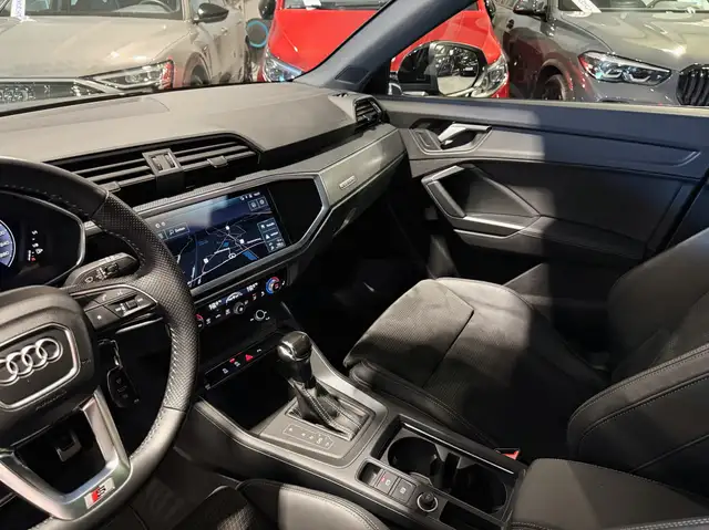 Audi Q3 view 12