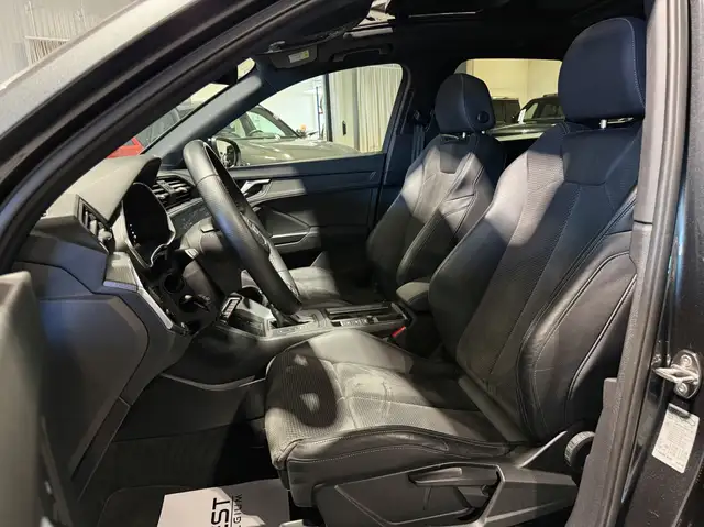 Audi Q3 view 3