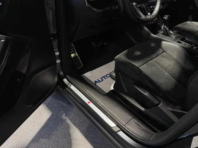 Audi Q3 view 14