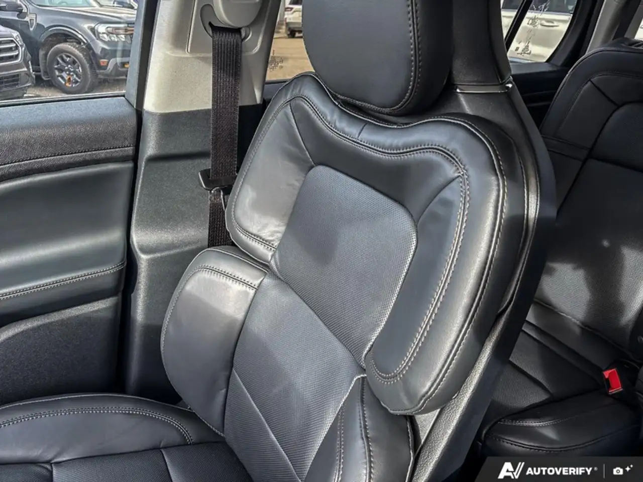 Lincoln Aviator снимка Lincoln Aviator