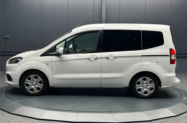 Ford Tourneo Courier view 2