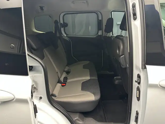 Ford Tourneo Courier view 20