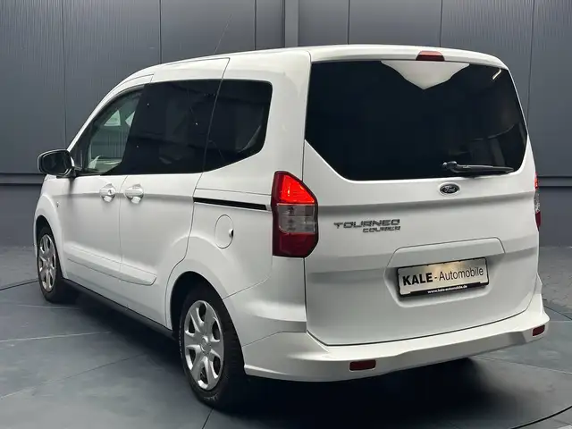 Ford Tourneo Courier view 3