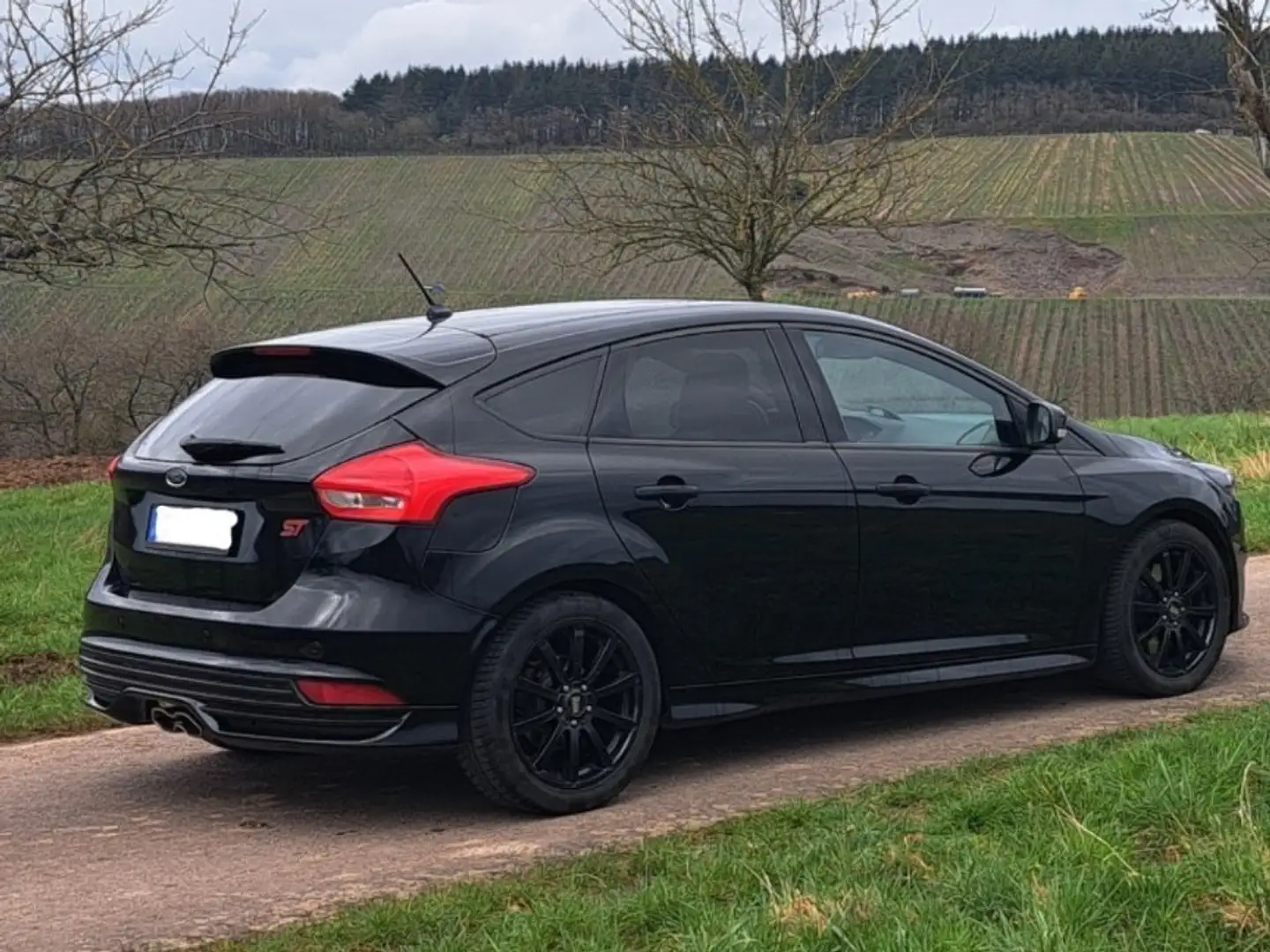 Ford Focus ST crna - 2
