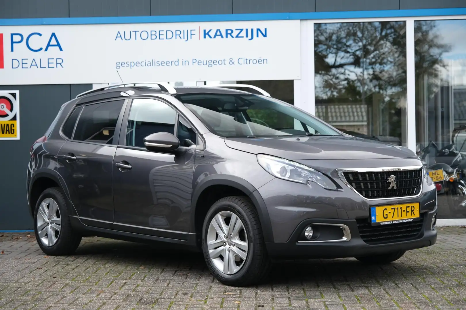 Peugeot 2008 1.2 PureTech Signature Grau - 2
