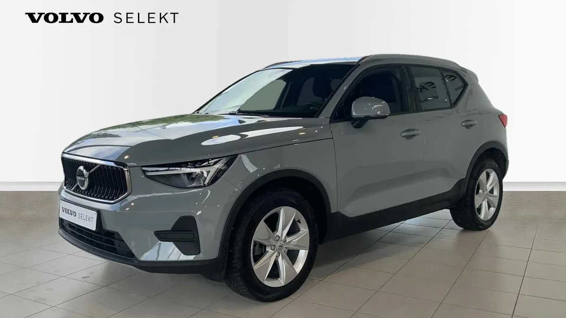 Volvo XC40 Core, T2 Automaat Micro hybrid, Benzine + Navi + P Grijs - 1