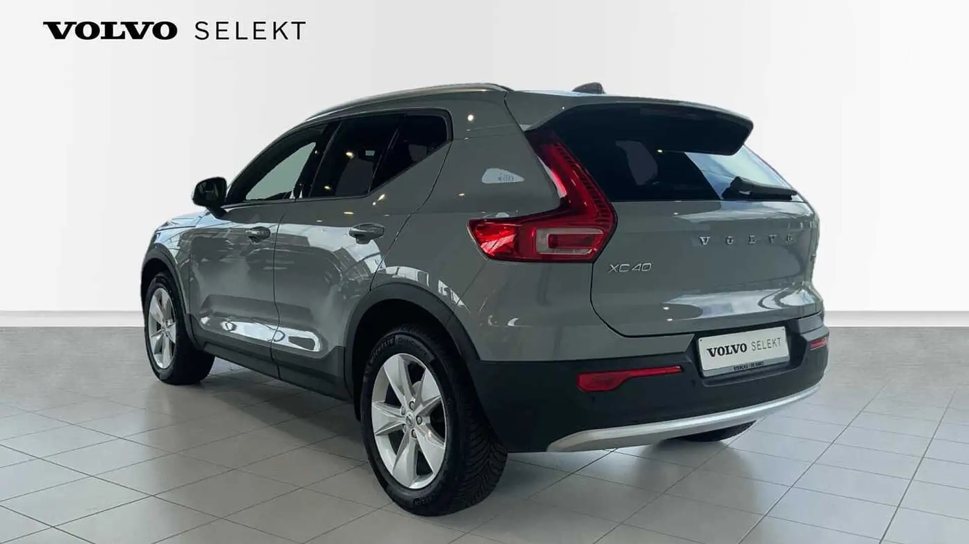 Volvo XC40 Core, T2 Automaat Micro hybrid, Benzine + Navi + P Grijs - 2