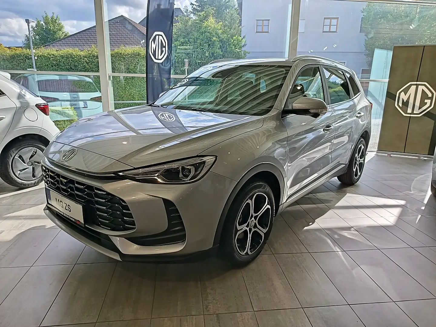 MG ZS + 1.5 Deluxe Silber - 1