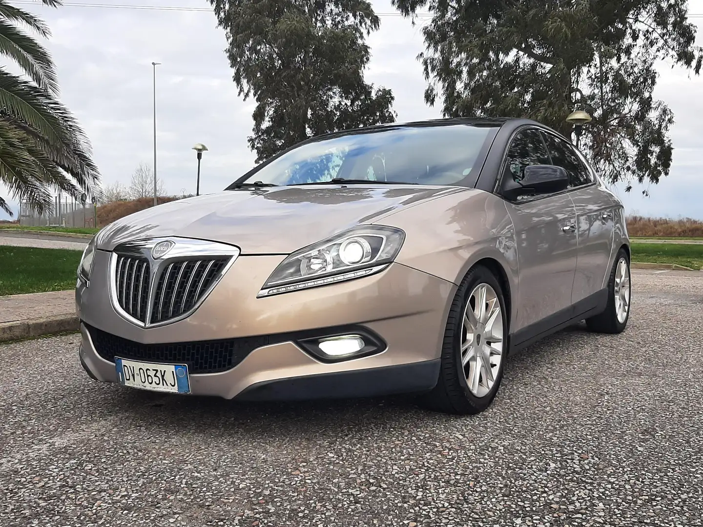 Lancia Delta 1.4 T-Jet Platino 150cv GPL Grigio - 1