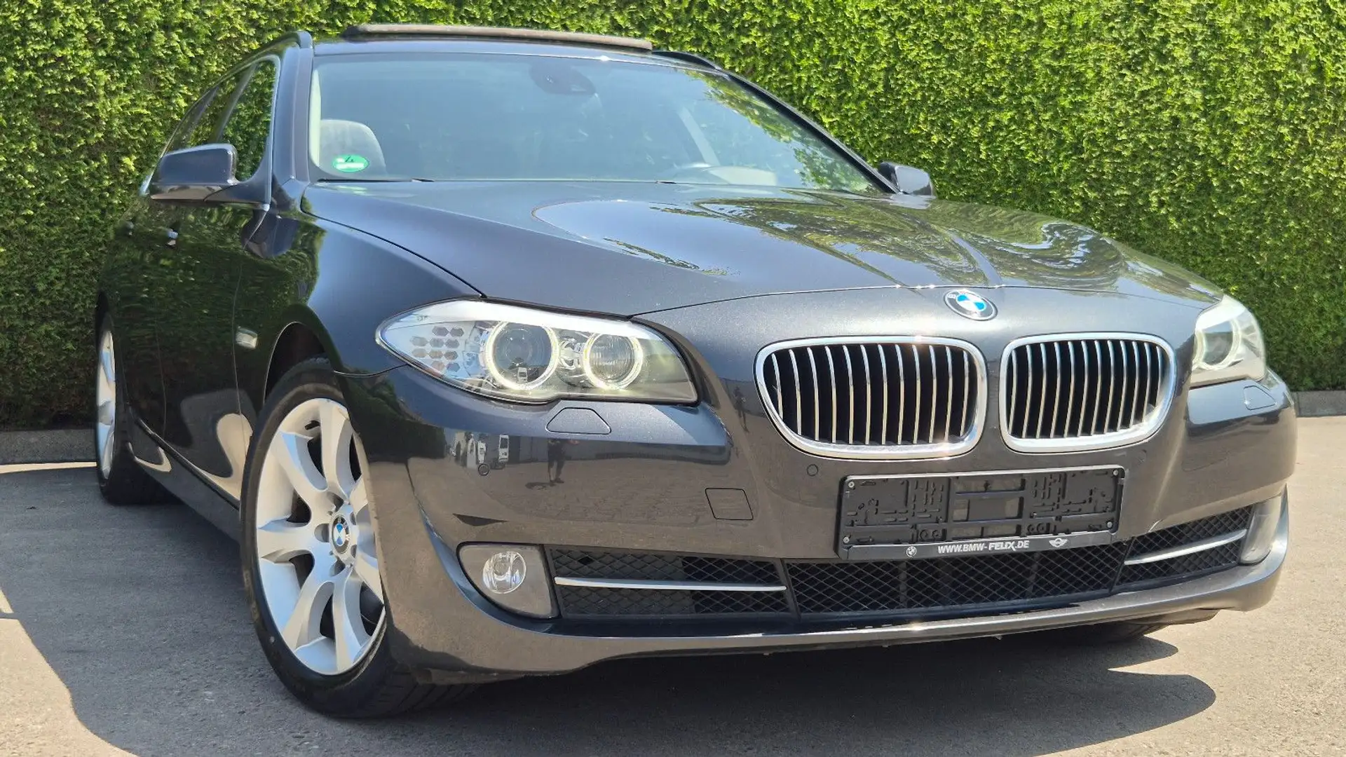 BMW 525 d Touring Aut/PANO/AHK/el. LEDER/NAVI/XENON/ Szürke - 1
