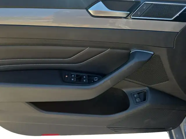 Volkswagen Passat view 11