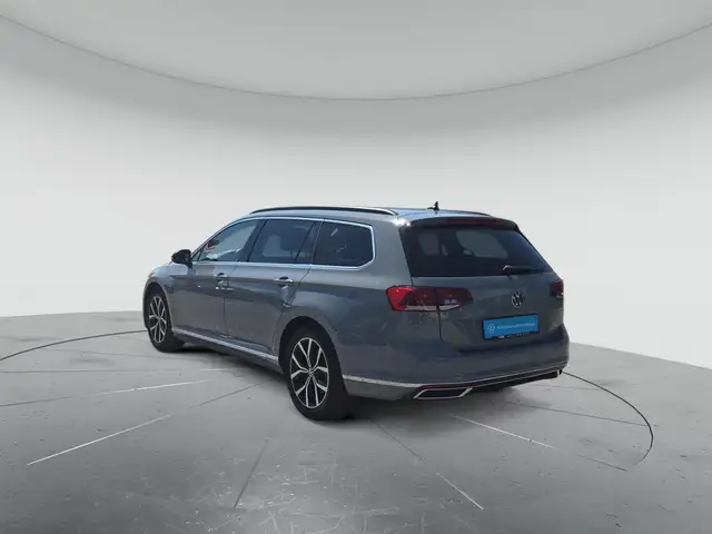 Volkswagen Passat view 3