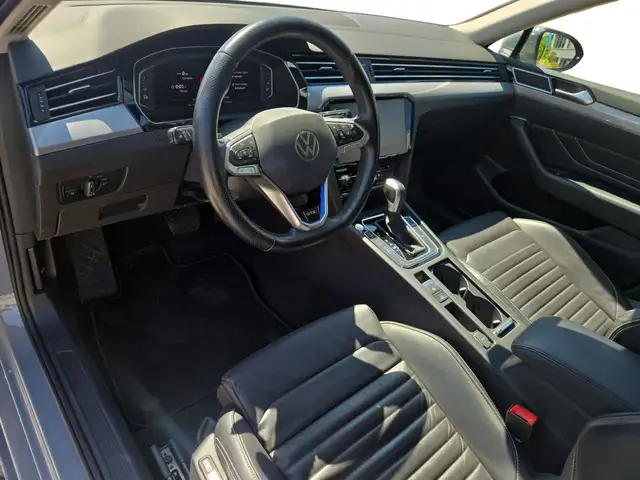 Volkswagen Passat view 4
