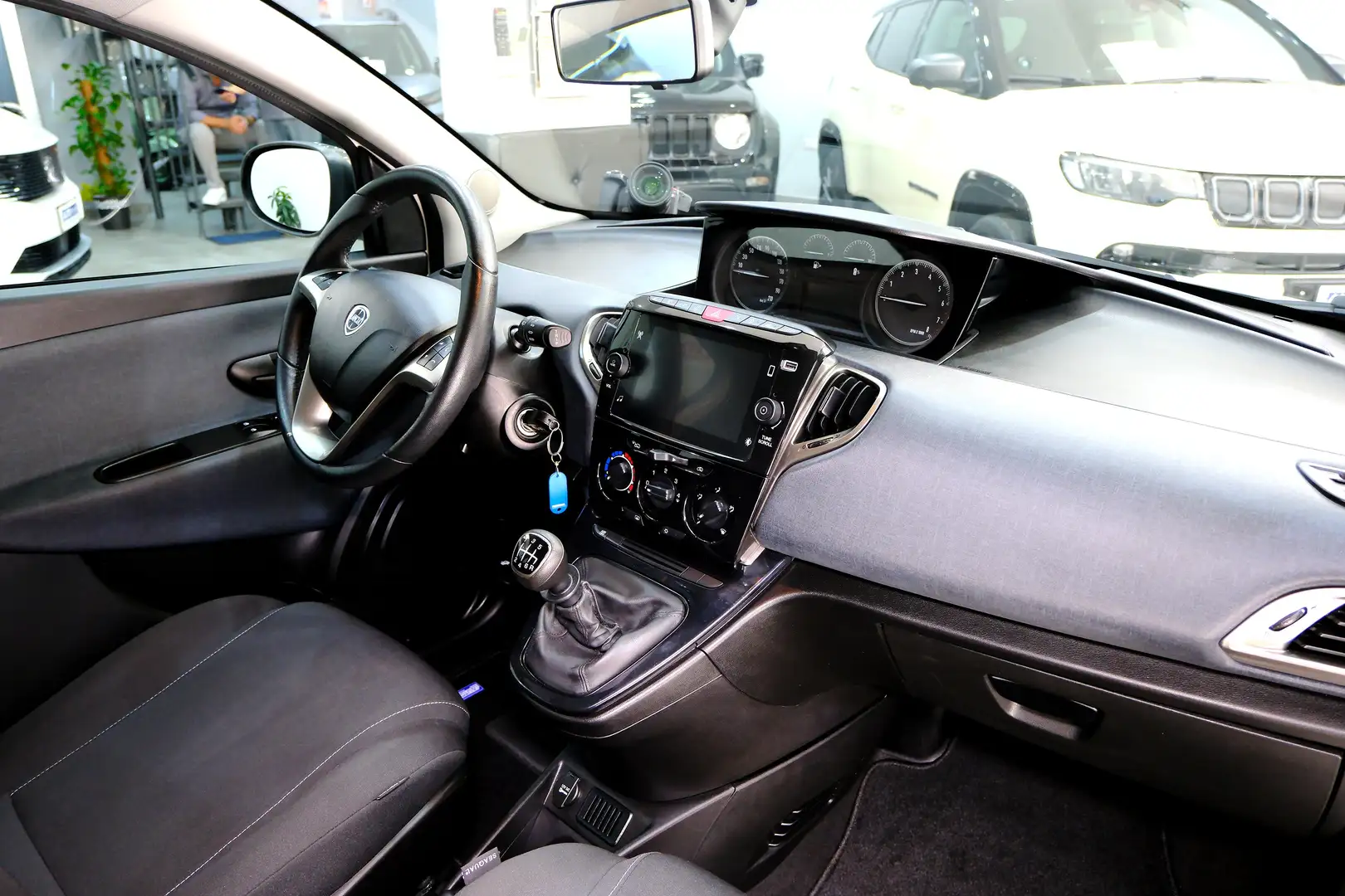 Lancia Ypsilon 1.0 HYBRID 70cv GOLD - 5° POSTO Bianco - 2