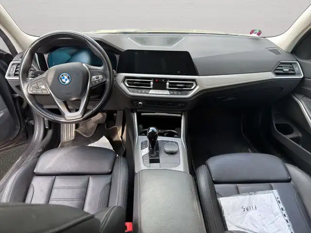 BMW 3 Series view 11