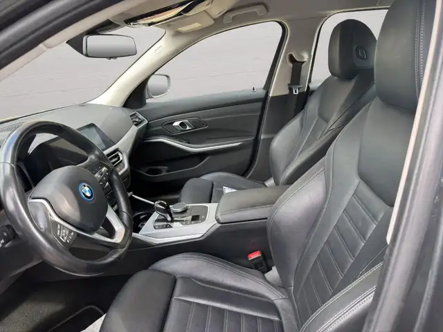 BMW 3 Series view 9