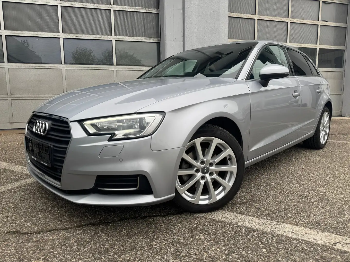 Audi A3 TDI design/NAVI/PDC/Xenon/Teilleder/Alufelgen. Grau - 1
