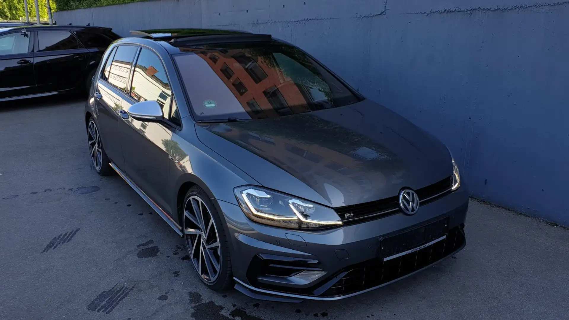 Volkswagen Golf 7 R DSG 4M Pano/Virtual/ACC/DCC/DYN/Keyless Grijs - 2