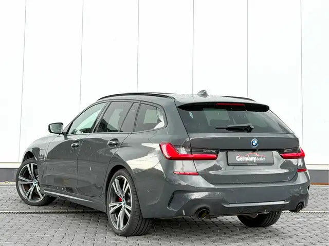 BMW 3 Series view 3