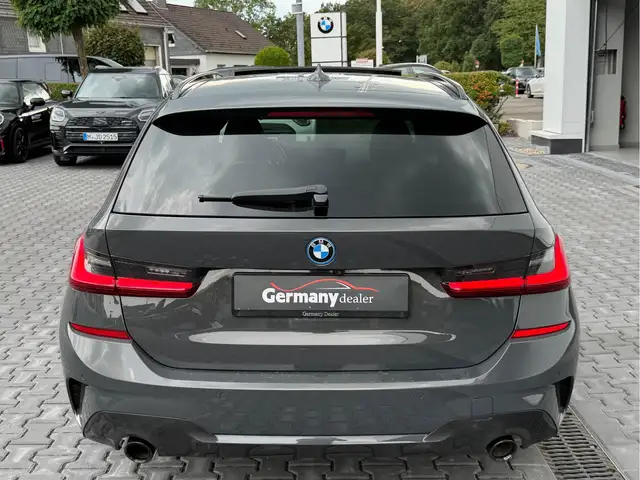 BMW 3 Series view 11