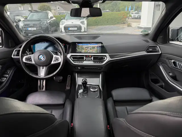 BMW 3 Series view 14